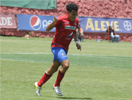 Gol y asistencia de 'Rambo' de León en Guatemala