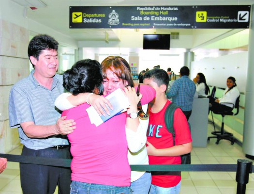 Familia de médicos sale huyendo de Honduras