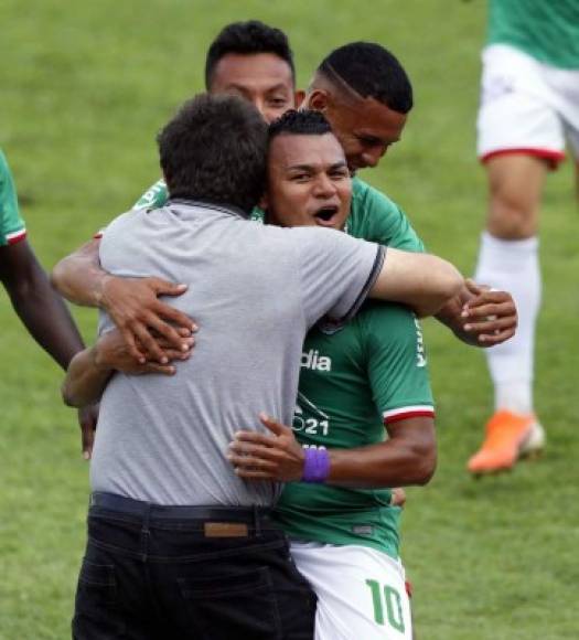 El efusivo abrazo de Mario Martínez y Héctor Vargas.