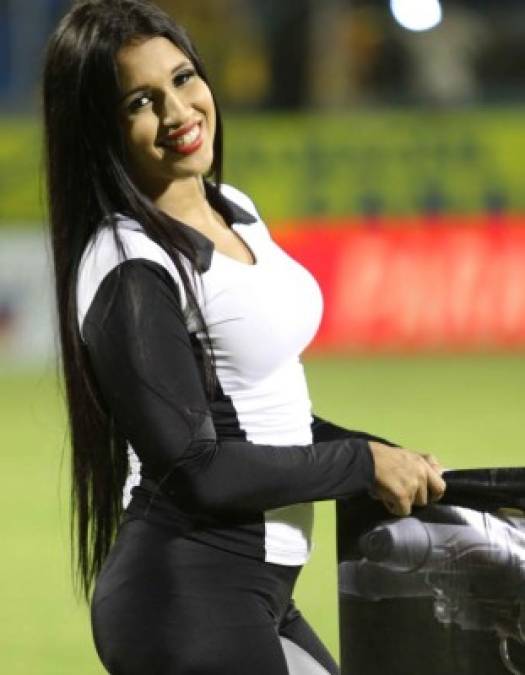 Una sonrisa angelical que cautivó a los espectadores en el duelo entre Real España y Honduras Progreso. No cabe duda que en suelo hondureño encontramos mujeres hermosas.