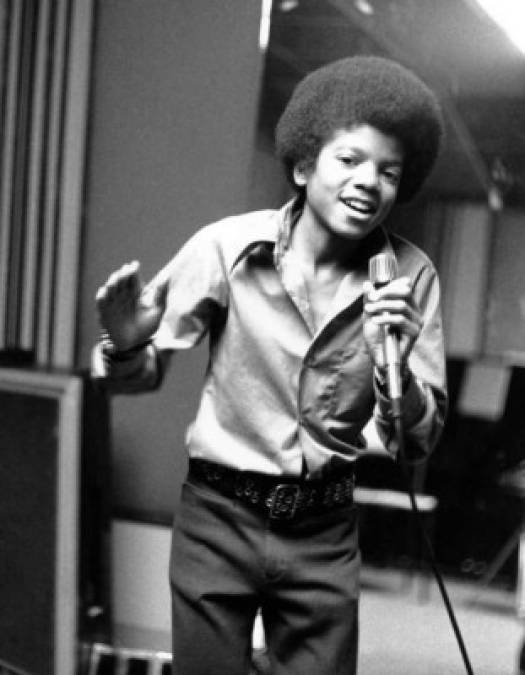 1. Pródigo<br/><br/>Michael Jackson nació el 29 de agosto de 1958 en Gary, Indiana, Estados Unidos. Desde su infancia se convirtió en el centro de atención por ser el más popular de The Jackson 5, grupo familiar en el que aprendió de baile, interpretación y dicción, además de que ahí fue donde se preparó para su lanzamiento como solista. <br/><br/>