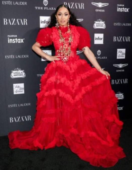 4. Cardi B<br/><br/>Al igual que Celine Dion antes que ella, Cardi B se ha convertido rápidamente en el ícono OTT de la moda. Más de un año después de su avance musical, la rapera se consolidó como un elemento básico de primera fila.<br/>