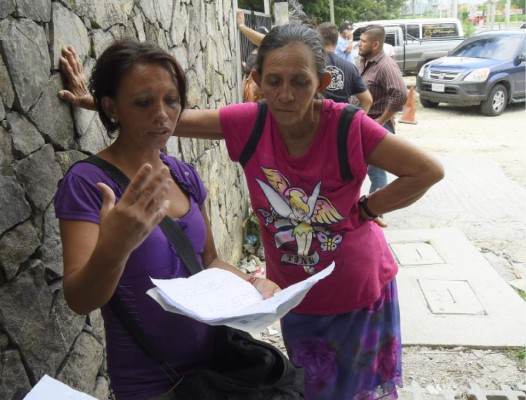 La mamá del menor Denis Blanco Peña, María Elena Peña (a la izquierda) y su abuela Rosa Paredes en las afueras de la Dirección Regional de Medicina Forense.