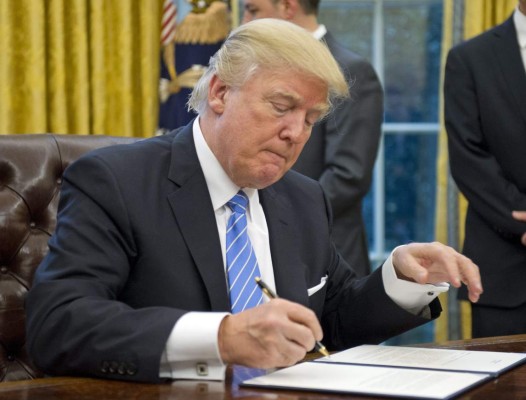 Trump firma decreto para iniciar construcción del muro con México