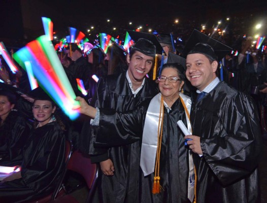 Colombiana de 80 años se gradúa en EUA con sus nietos