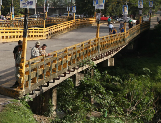 Por lluvias inhabilitan dos meses puente cerca de Expocentro