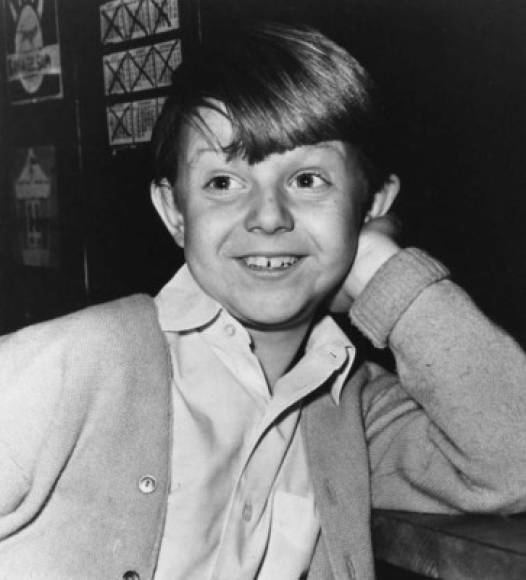Matthew Garber, recordado por la película Mary Poppins, falleció súbitamente, en 1977, a los 21 años.<br/><br/>El joven había contraído hepatitis en la India y esta derivó en una pancreatitis que terminó con su vida. Garber recibió en el 2004 el título de Leyenda Disney.