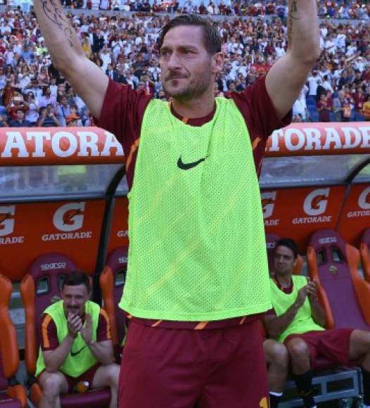 Totti se ha despedido de la hinchada romana. FOTO AFP/ Vincenzo PINTO