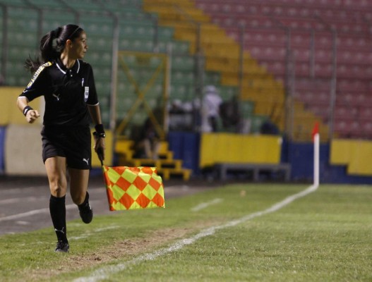 La árbitro hondureña Shirley Perelló vuelve a las canchas