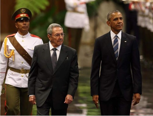 Raúl Castro recibe a Barack Obama en el Palacio de la Revolución