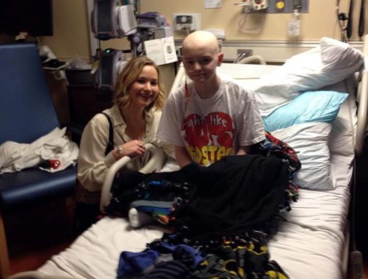 Jennifer Lawrence visita a niños en hospital