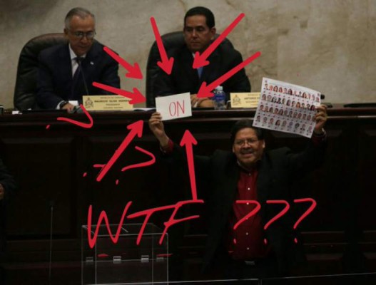 Rafael Alegría, diputado de Libre, se equivocó en su pancarta y la puso del lado contrario.