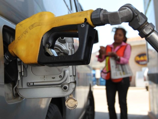 Gasolineros presionan por ley para regular combustibles