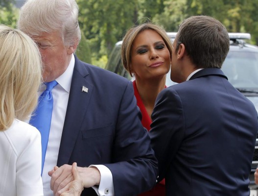 La verdad detrás de la imagen viral de Melania y Macron en París