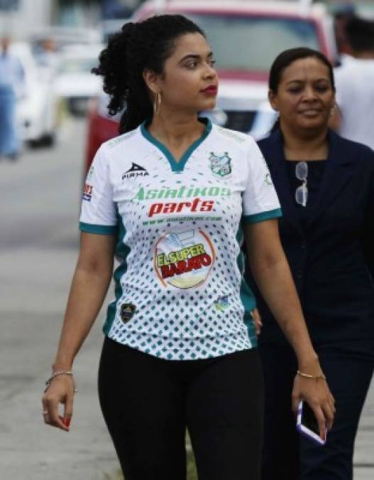 Esta bella porteña llegando al estadio Excélsior para apoyar al Platense.