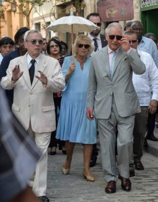 El primogénito de la reina Isabel II arriba a Cuba como parte de una gira por el Caribe, en momentos de tensiones entre La Habana y Washington. El miércoles partirán a Islas Caimán.