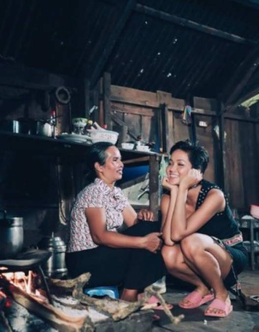 La modelo posa junto a su madre, quien está sentada en una pequeña silla de plástico en la cocina de una casa muy pobre en Vietnam.