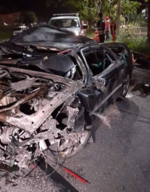 El cuerpo de la joven estaba a un lado del carro que quedó completamente destruido.