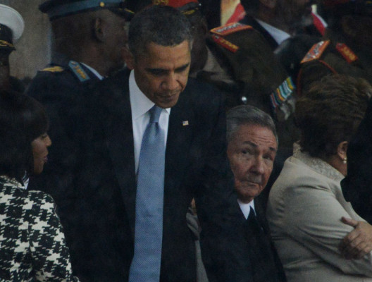 Apretón de manos entre Obama y Castro causa esperanza en Cuba