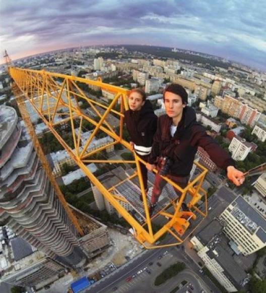 Esta chica y su novio han realizado fotos extremas en lugares emblemáticos como la Sagrada Familia de Barcelona, la Torre Eiffel de París y la Shanghai Tower de China.