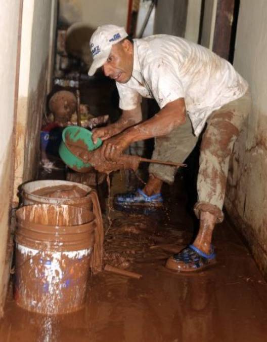 Habitantes de diferentes colonias, pasaron este domingo limpiando sus casas, debido al agua que inundó sus viviendas.