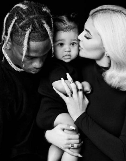 Kylie Jenner compartió una foto junto a su pareja, Travis Scott, y su hija Stormi.<br/>'Thankful' (Agradecida), escribió la estrella en la instantánea en blanco y negro.