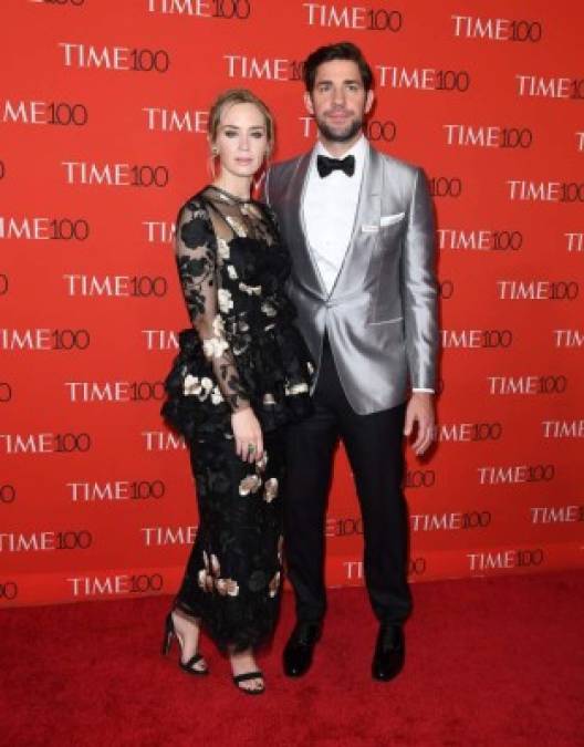 John Krasinski, quien se encuentra en la lista Time 100 de este año, llegó bien acompañadp de esposa, Emily Blunt.<br/>