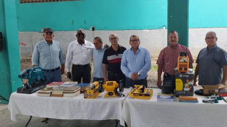 Mario Murillo, Mark Emanuel Bodden, Mario Rivera, Carlos Mata, Carlos Humberto Reyes, René Barahona y Hernán Gustavo McCarthy, exalumnos de la quinta promoción de mecánicos industriales del CTHA.