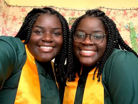 EEUU: Publicaron una foto de sus hijas graduadas y recibieron el mensaje más horrible