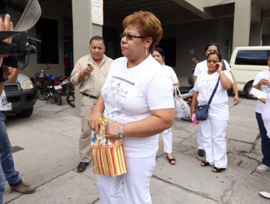 Con sus bocas tapadas, enfermeras protestan en Tegucigalpa