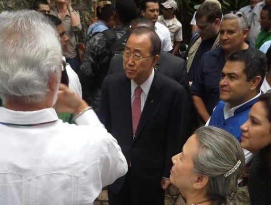 Ban Ki-moon disfruta del parque arqueológico de Copán Ruinas