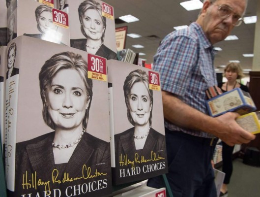Hillary Clinton llama demagogo a Manuel Zelaya en su libro