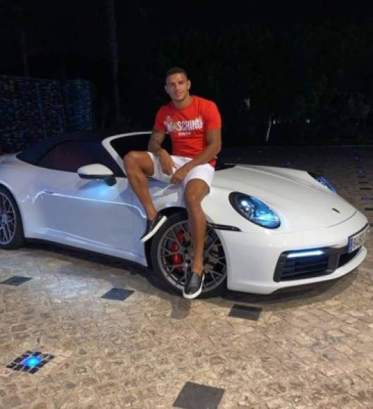 Diego Carlos, brasileño del Sevilla, luciendo su Porsche.