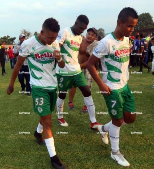 Los jugadores del Juticalpa FC abandonaron el campo con lágrimas en los ojos.