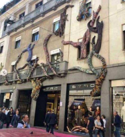 David Suazo disfruta irse de compras en Italia y así lo demuestra en sus redes sociales. Esta imagen la subió en su cuenta de Instagram.