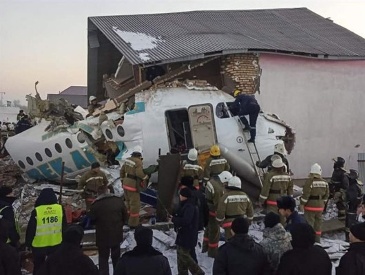 Al menos 15 muertos al estrellarse un avión de pasajeros en Kazajistán
