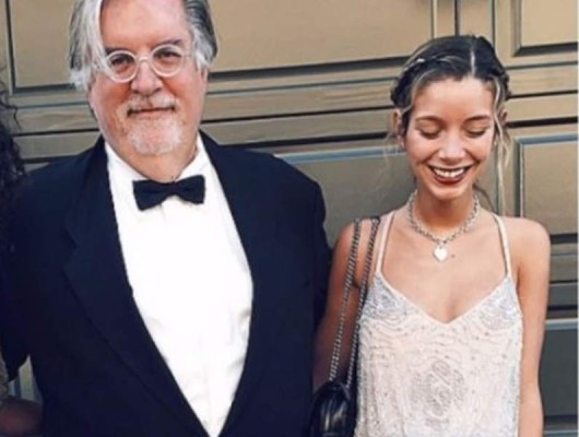 Matt Groening (63) y Agustina Picasso (37).