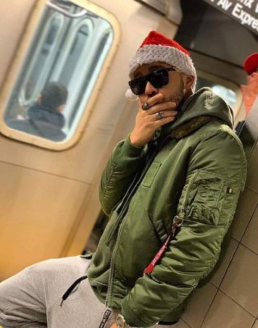 Vestido con una gorra de Santa Claus y una cazadora verde, celebró su Navidad el bachatero estadounidense de origen dominicano Prince Royce posando en una estación de metro en el Bronx (Nueva York), según la localización que aparece en su cuenta.
