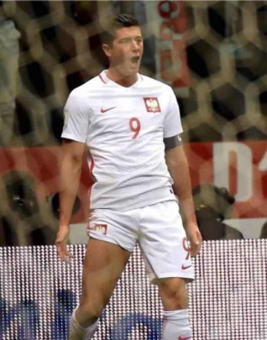 Alemania prolongó su pleno de triunfos con una victoria ante Irlanda del Norte (2-0) para ensanchar su dominio en la fase de clasificación para el Mundial de Rusia 2018 en la que se estanca Inglaterra, incapaz de marcar en Eslovenia (0-0), mientras Robert Lewandowski salía al rescate de Polonia ante Armenia (2-1) en el tiempo añadido.