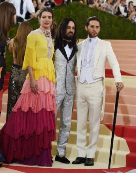 Charlotte Casiraghi y Jared Leto con el diseñador Alessandro Michele.