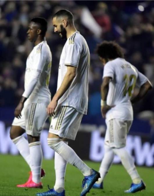 Karim Benzema, Vinicius y Marcelo, cabizbajos tras perder ante Levante.