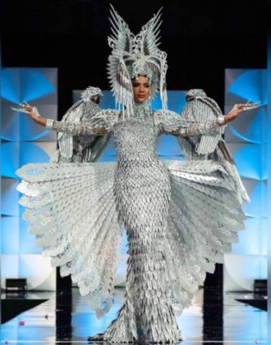 Miss Filipinas Gazini Ganados lució un traje plateado inspirado en el águila.