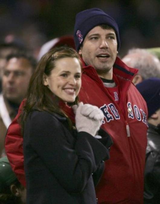 Jennifer Garner<br/>Enamorado de otra coprotagonista… Ben Affleck conoció a Jennifer Garner en el set de 'Pearl Harbor' de 2001 y también protagonizaron juntos 'Daredevil', en 2003. Sin embargo, no fue hasta en 2004, meses después de su ruptura con JLo, cuando el actor inició una relación con Garner. Se casaron en junio de 2005 y procrearon a tres hijos, Violet, Seraphina y Samuel. <br/>