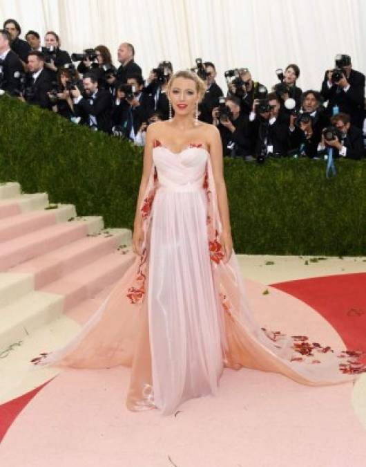 Blake Lively de rosado.