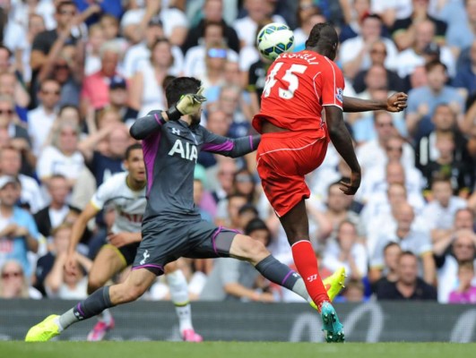 El Liverpool golea al Tottenham en el debut de Balotelli