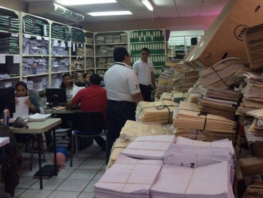 Inspeccionan archivos de dos bancos