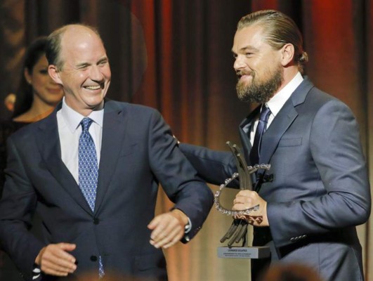 DiCaprio recibe premio de los Clinton en una noche de estrellas