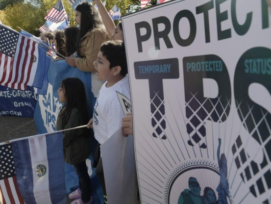 Los centroamericanos esperan en vilo la decisión de Trump sobre el futuro del TPS