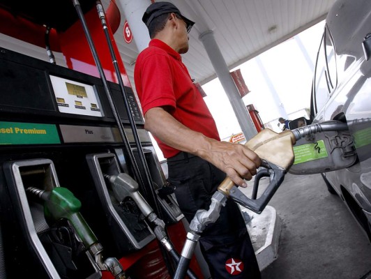 Precios de los combustibles bajarán a partir del lunes