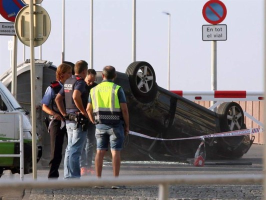 Una agente policial abate a cuatro de los cinco terroristas en Cambrils